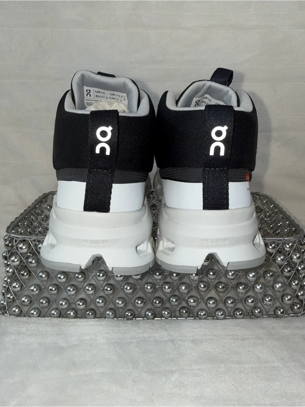 On Clouds hero Mid Waterproof Black White Sz Youth 5/Women 6.5 3YD30020299 🖤🤍